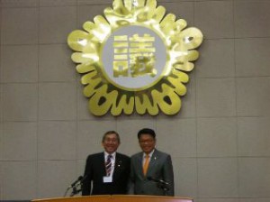 富川市議会議長と記念撮影