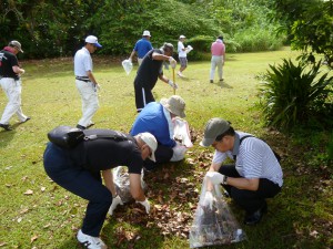 ジーゴ村平和慰霊公園清掃活動の様子