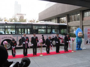 出発式のテープカット